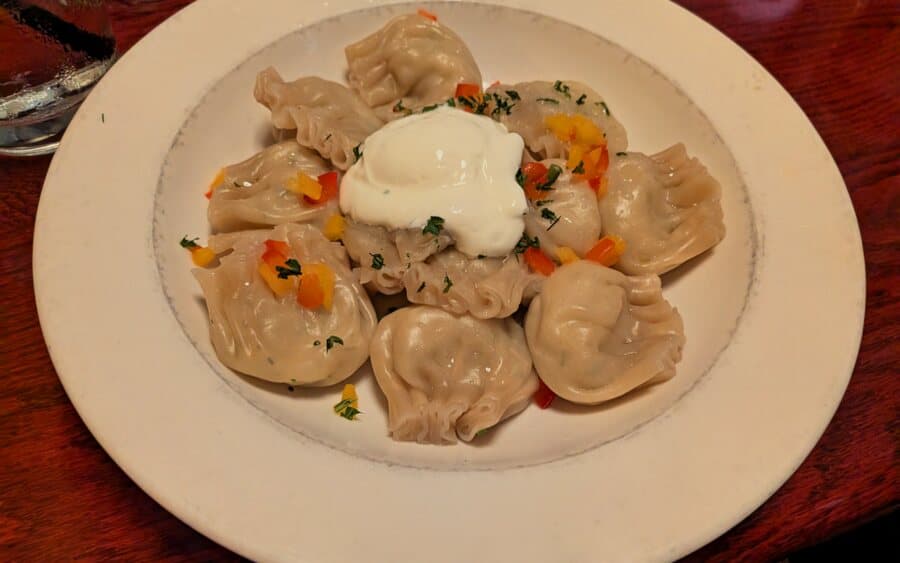 Пельмени со сметаной и зеленью