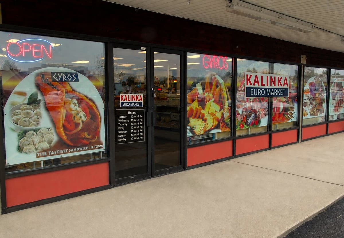 Вход в магазин Kalinka Euro Market на W Main St, Battle Ground